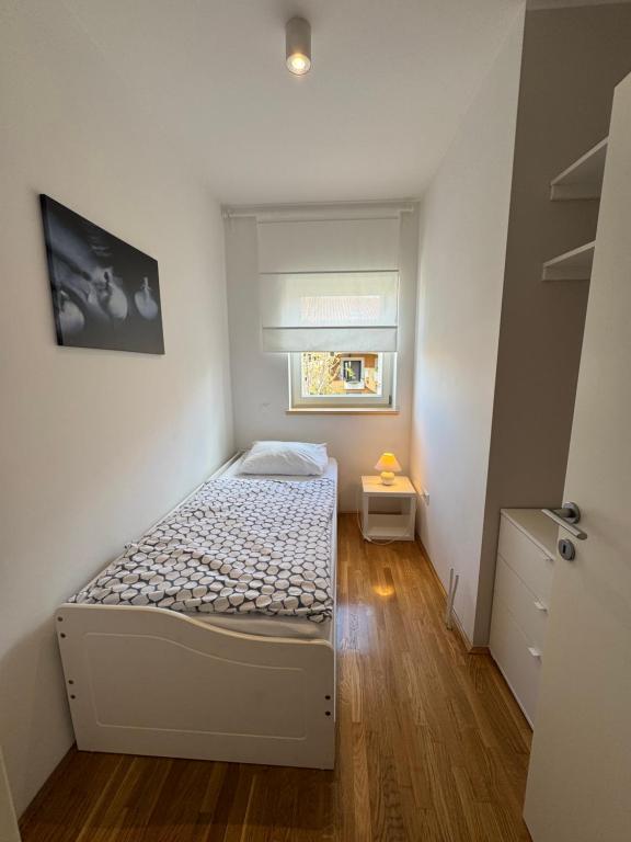 Łóżko lub łóżka w pokoju w obiekcie Apartments Mali Ivo