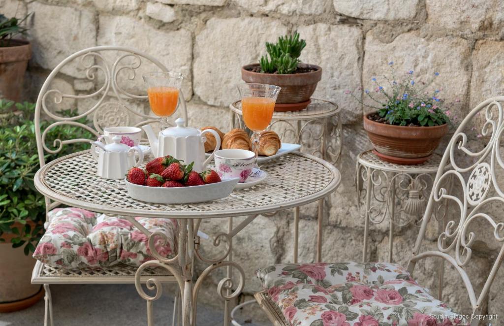 Emperor's Suites - 14