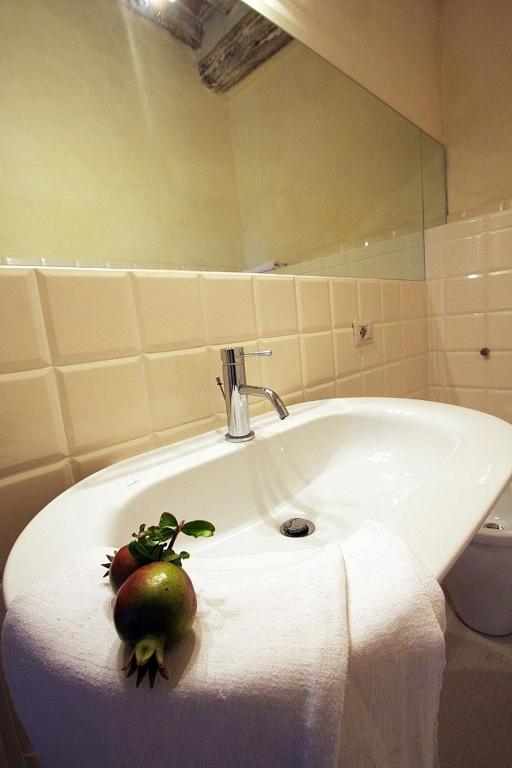 A bathroom at Gli Appartamenti Di Torre Bertona