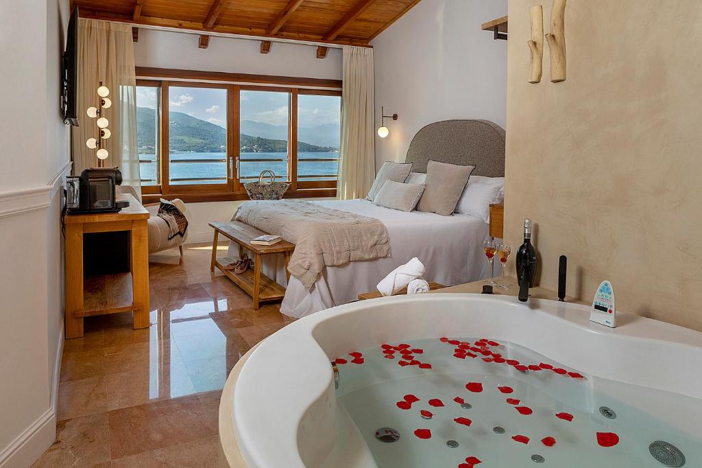 A bed or beds in a room at Hotel Spa Porto Cristo
