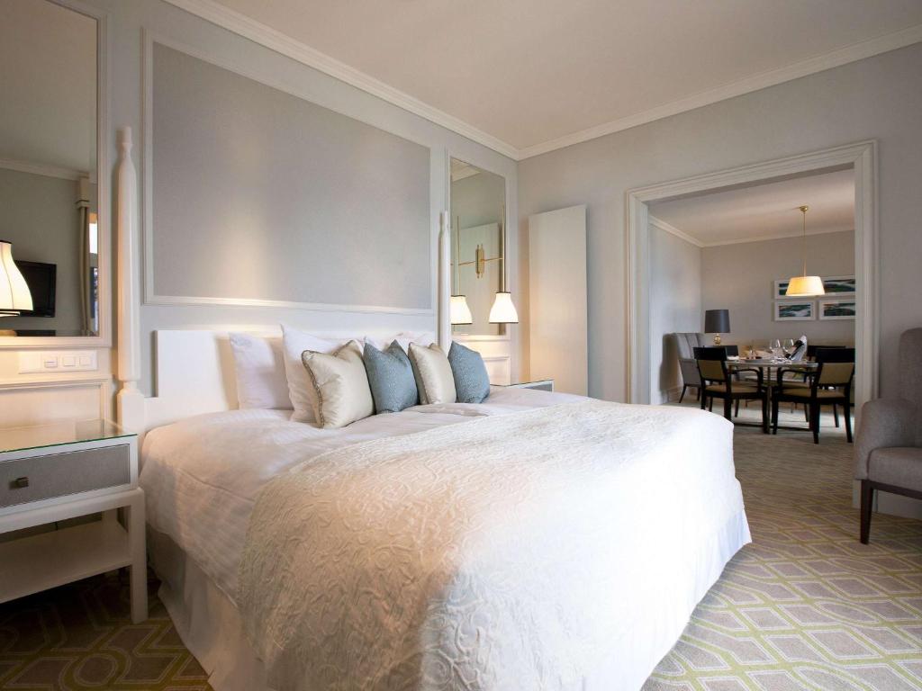 Postel nebo postele na pokoji v ubytování Fairmont Le Montreux Palace