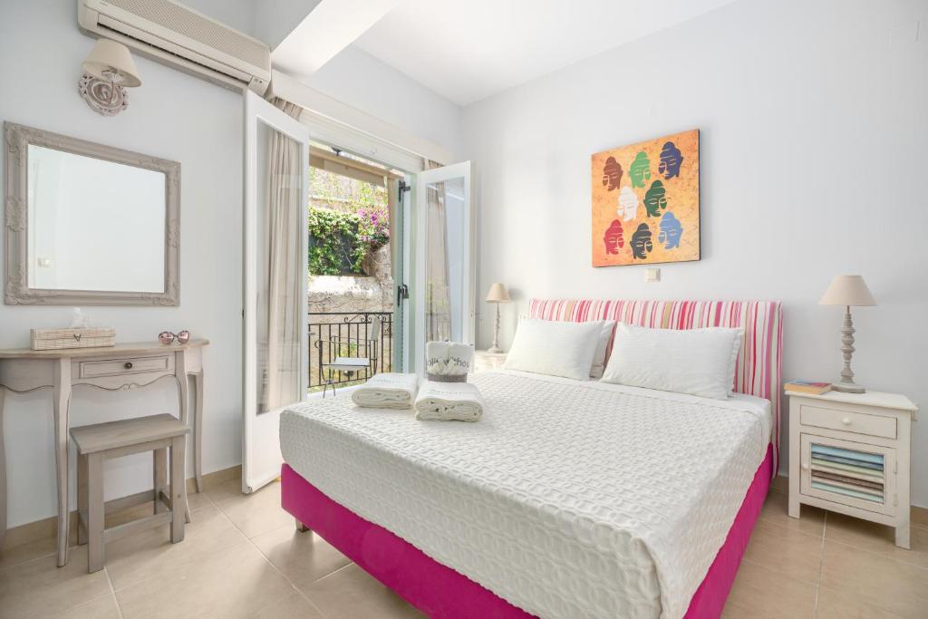 una camera da letto con un letto con un orsacchiotto sopra di Arolithos a Spetses