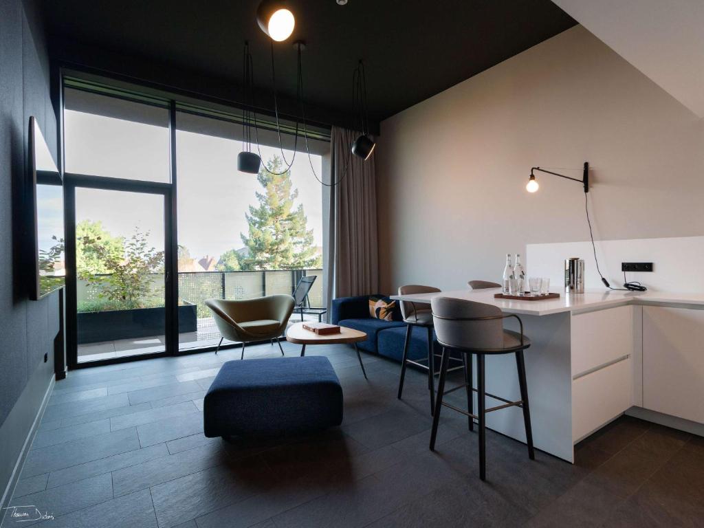 Kuchyň nebo kuchyňský kout v ubytování L'Esquisse Hotel & Spa Colmar - MGallery Collection