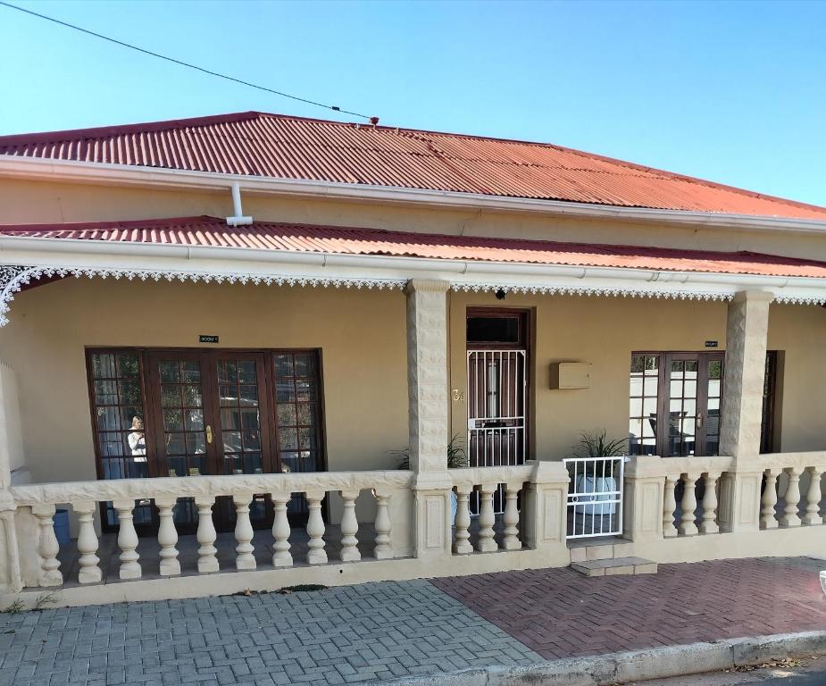 a house with a fence in front of it at KarooRus in Burgersdorp
