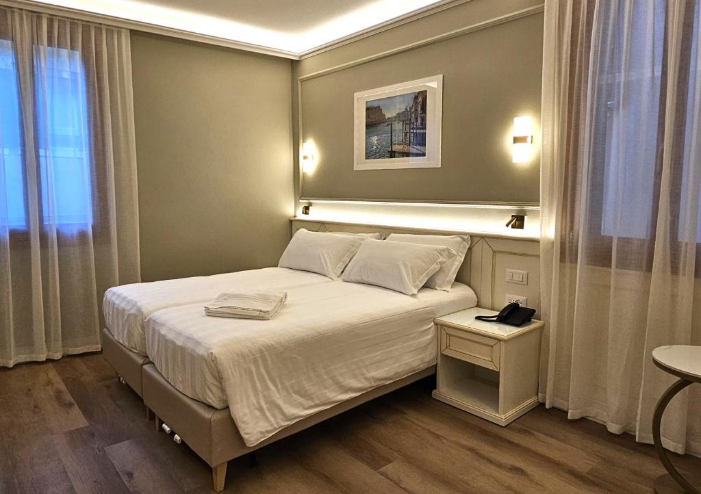 Postel nebo postele na pokoji v ubytování Hotel Guerrini