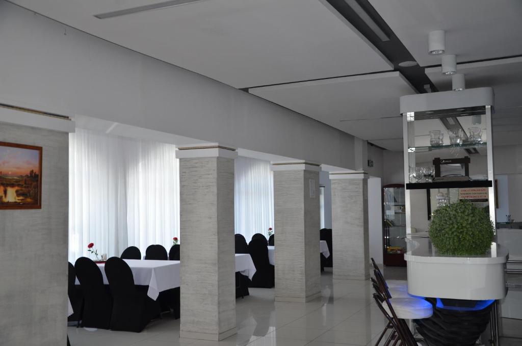 Reštaurácia alebo iné gastronomické zariadenie v ubytovaní Hotel Junior 2