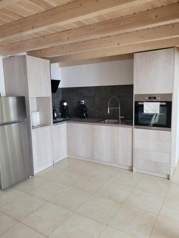 Kuchyňa alebo kuchynka v ubytovaní Vonitsa Loft Apartment 1