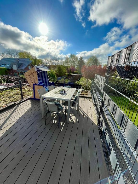 a wooden deck with a table and chairs on it at Ferienwohnung Paul in Papenburg