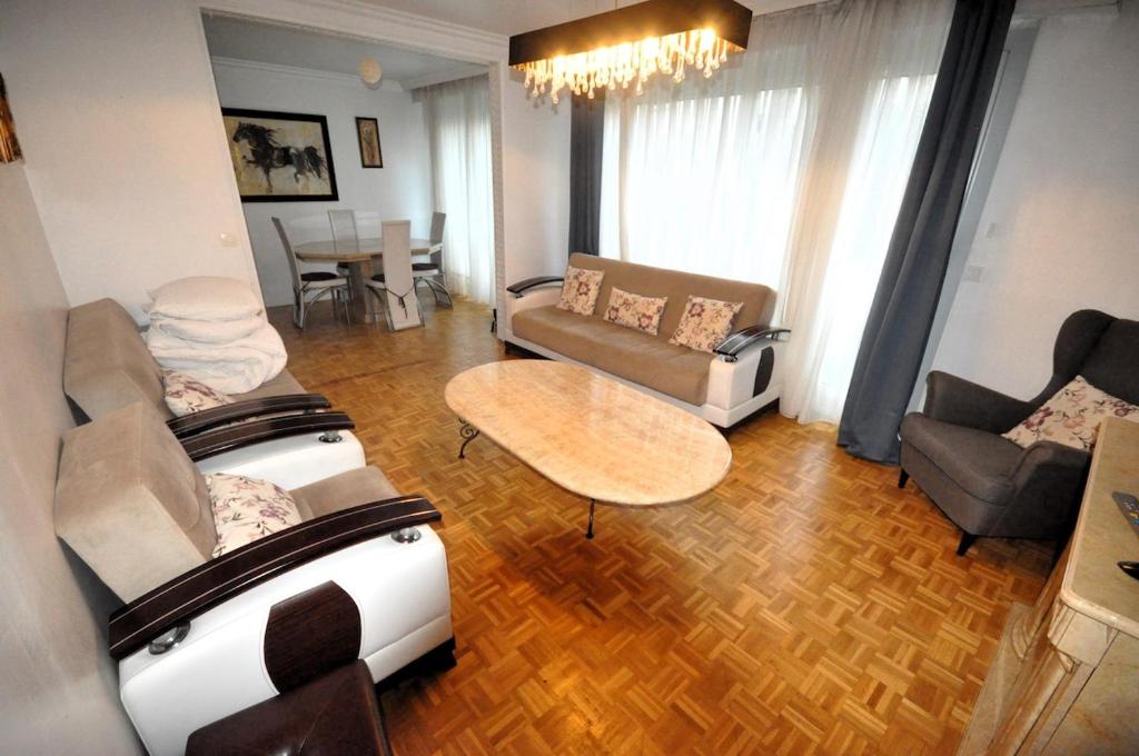 パリにあるSpacious, Bright Apartment with Private Parkingのソファとテーブルのあるリビングルーム