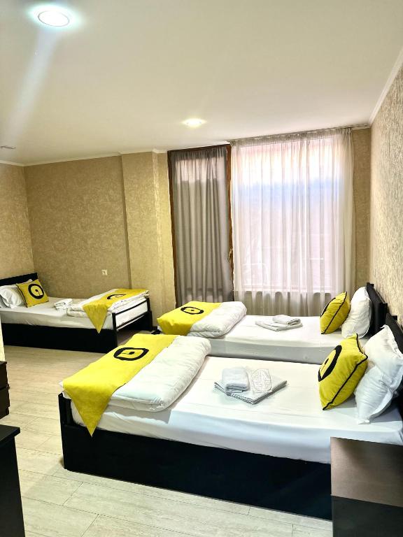 Postel nebo postele na pokoji v ubytování Aura Plaza Hotel