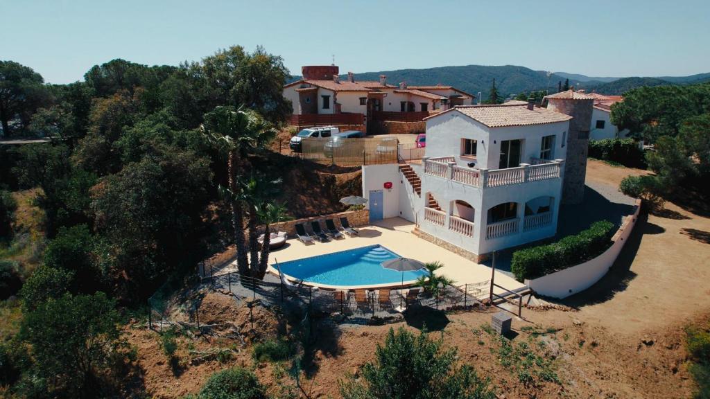 Bazén v ubytovaní Villa Treehouse by Alvent Holidays alebo v jeho blízkosti