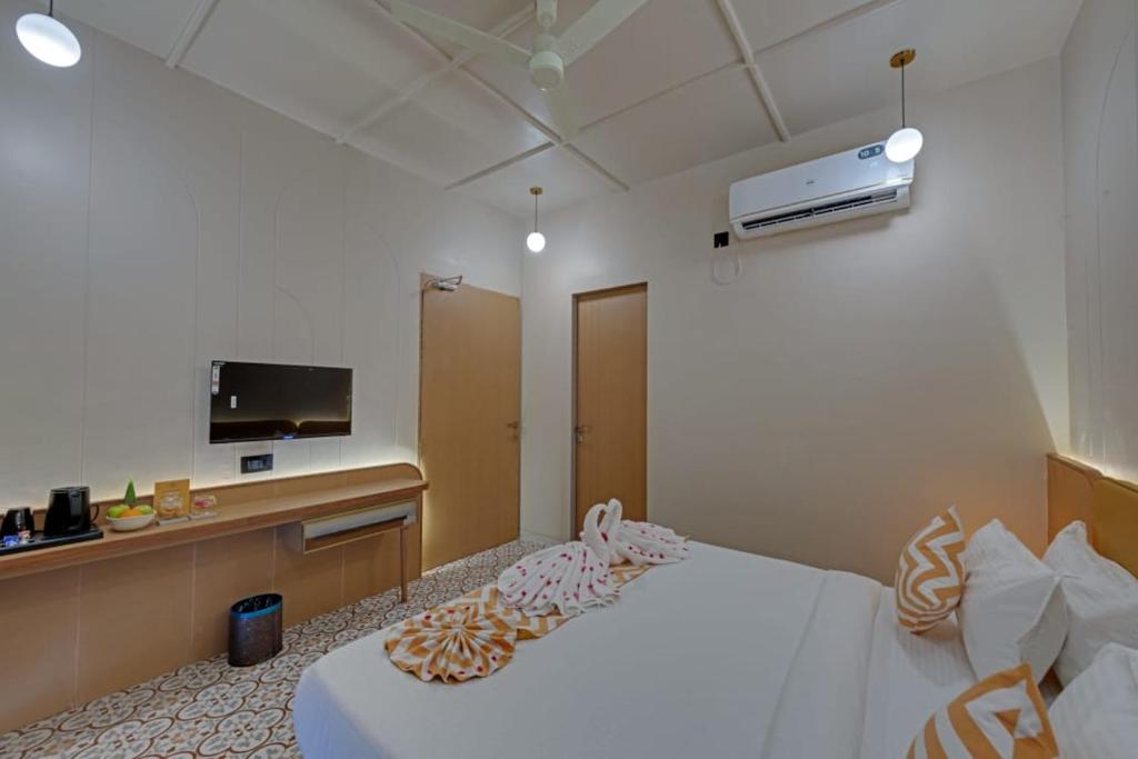 Rúm í herbergi á Villa Euphoria Resort at Statue of Unity