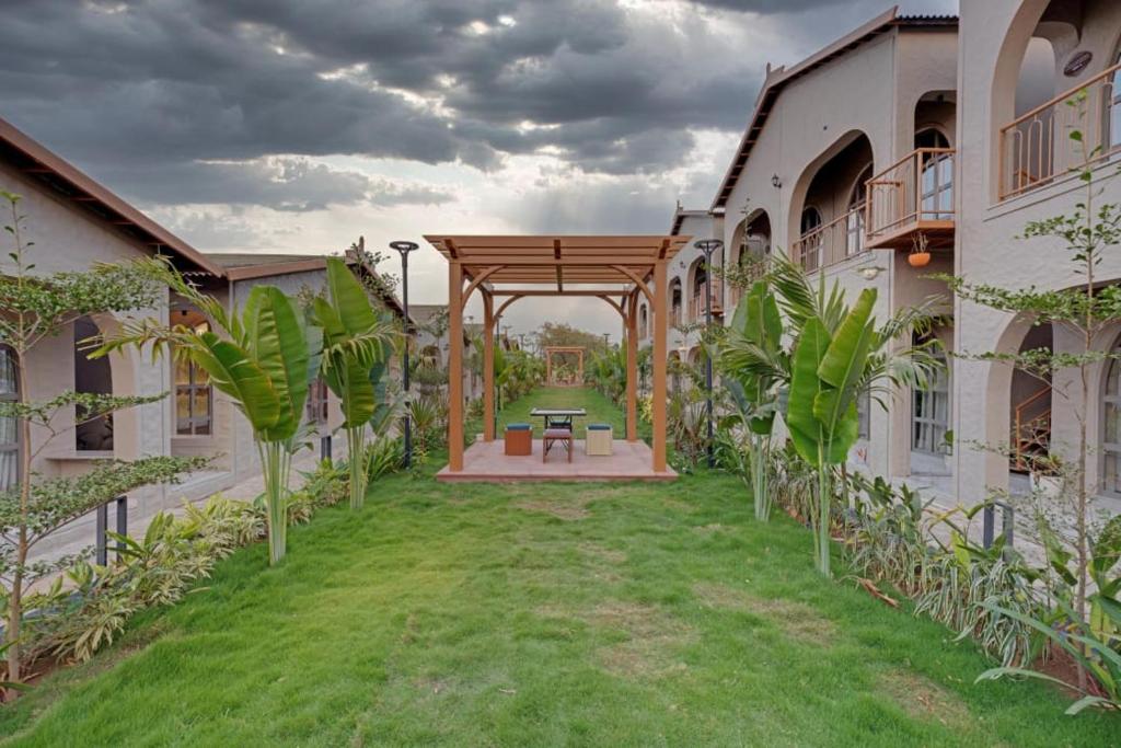 Garður fyrir utan Villa Euphoria Resort at Statue of Unity