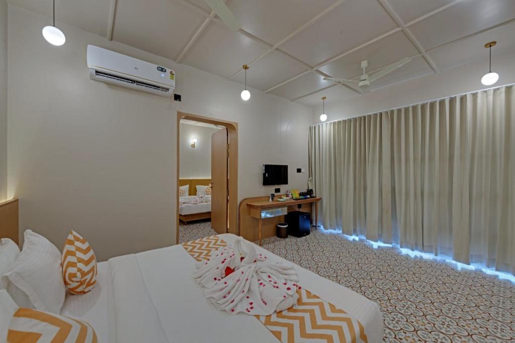 Rúm í herbergi á Villa Euphoria Resort at Statue of Unity