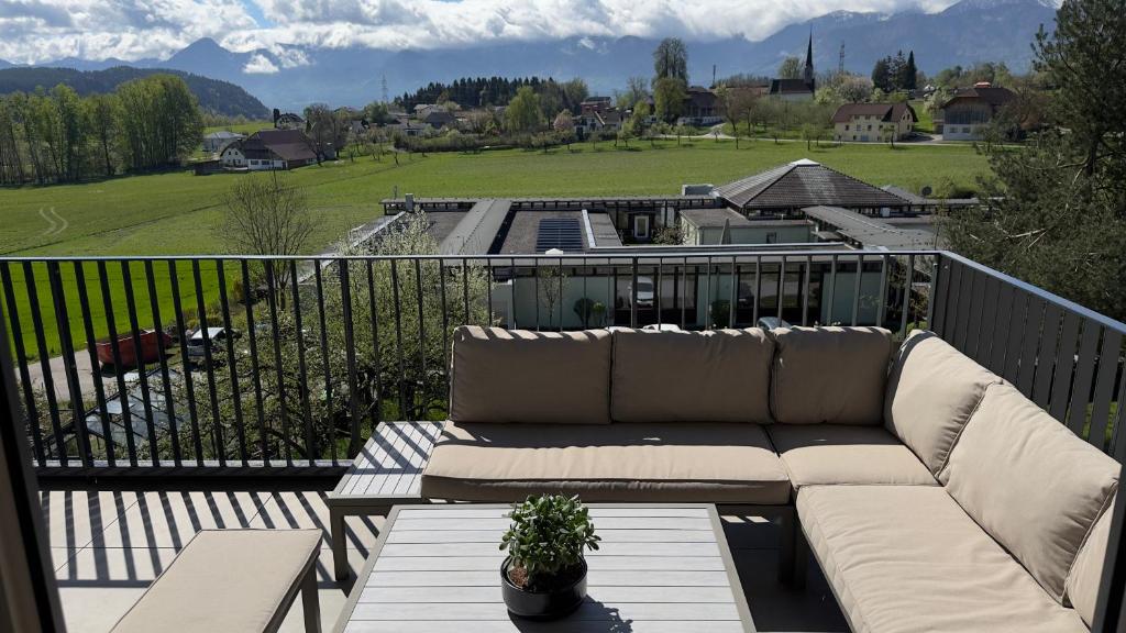 Vista generica sulle montagne o vista sulle montagne dall'interno del bed & breakfast