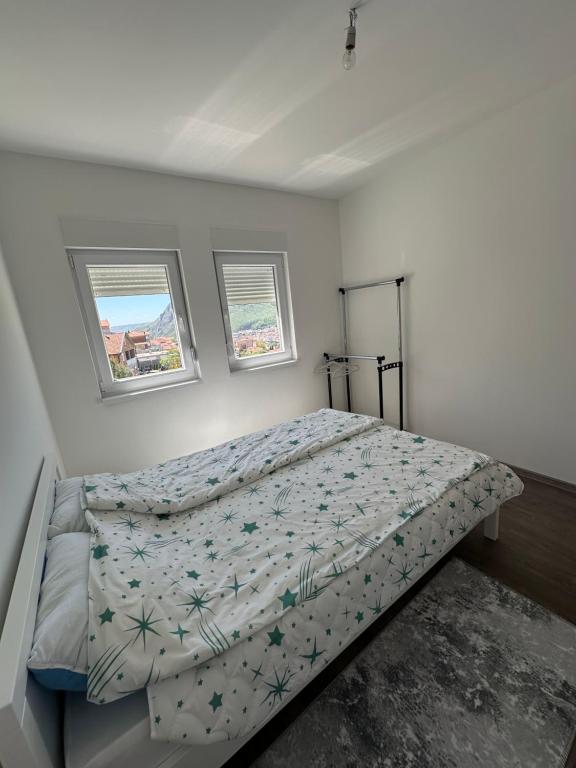 Ένα ή περισσότερα κρεβάτια σε δωμάτιο στο Bosanska Soba Mostar