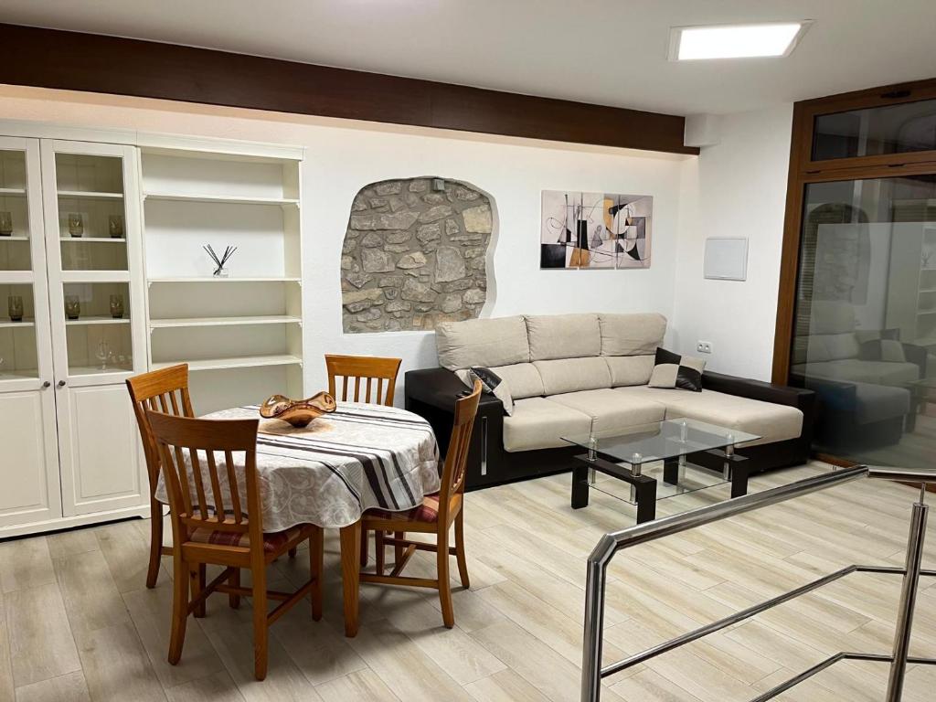 a living room with a table and a couch at La Muralla in Montblanc