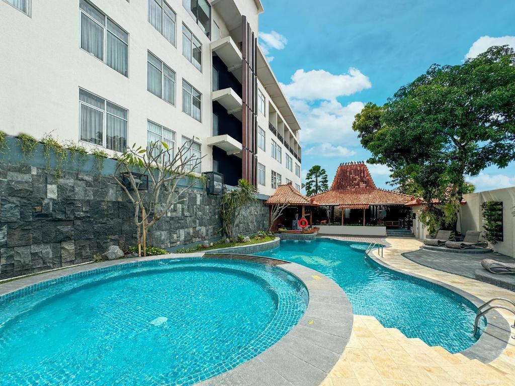 Bazén v ubytování Aveon Hotel Yogyakarta by Daphna Management nebo v jeho okolí