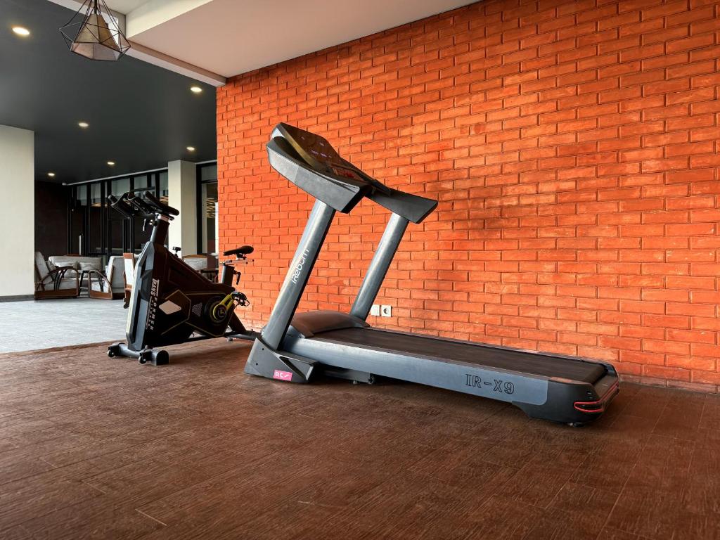 Fitness centrum a/nebo fitness zařízení v ubytování Aveon Hotel Yogyakarta by Daphna Management