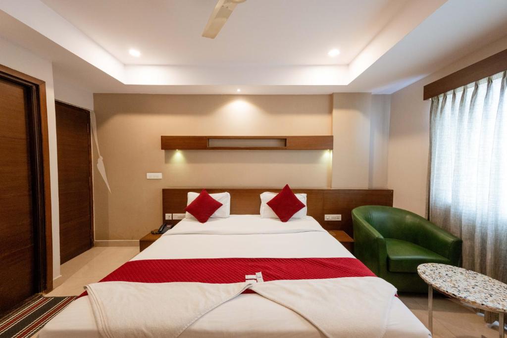 Postel nebo postele na pokoji v ubytování REGALIA INN &SUITES