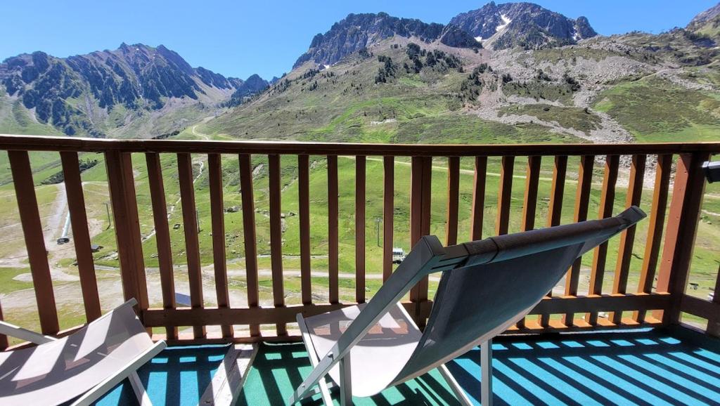 une chaise sur un balcon avec vue sur les montagnes dans l'établissement Appartement 2 chambres vue montagne panoramique, à Bagnères-de-Bigorre