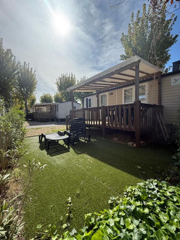 塞里尼昂Mobil Home SIBLU VALRAS PLAGE的庭院,带甲板,长凳和房子
