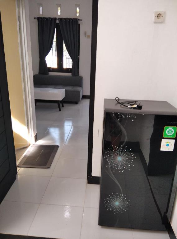 Ofrece vistas a una sala de estar con mesa y sofá. en Pondok Barokah 1, en Tanjungkarang
