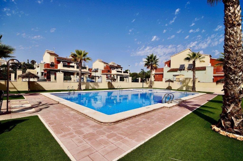 Bazén v ubytovaní Appartement (Casa Nati) alebo v jeho blízkosti