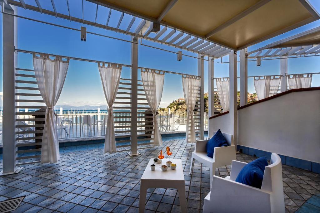 balkon z widokiem na ocean w obiekcie La Sciabica w Agropoli
