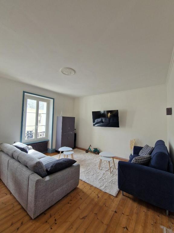 un salon avec un canapé et une table dans l'établissement La Ria Appartement Douarnenez, à Douarnenez