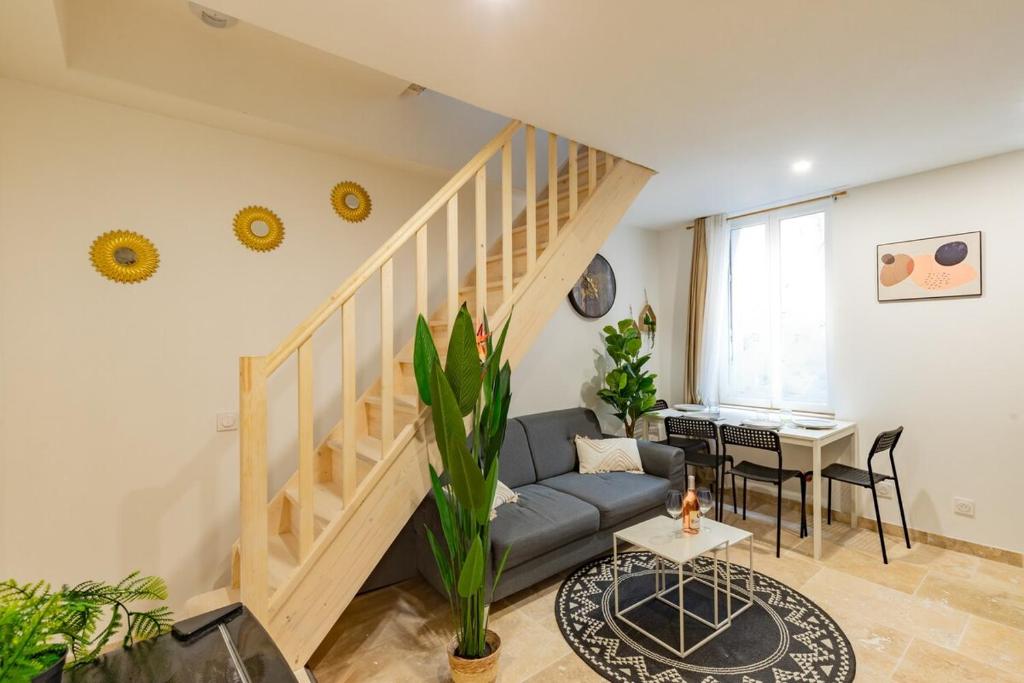 un salon avec un canapé et un escalier dans l'établissement Le Gite Végétal, à Carcassonne