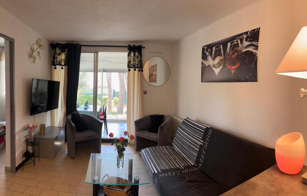 un salon avec un canapé et une table dans l'établissement CAP dagde proche naturiste, au Cap d'Agde