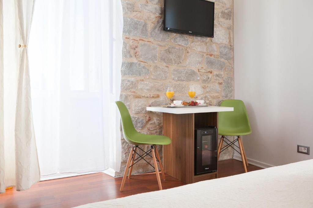 Televízia a/alebo spoločenská miestnosť v ubytovaní Rooms Supreme Spalato