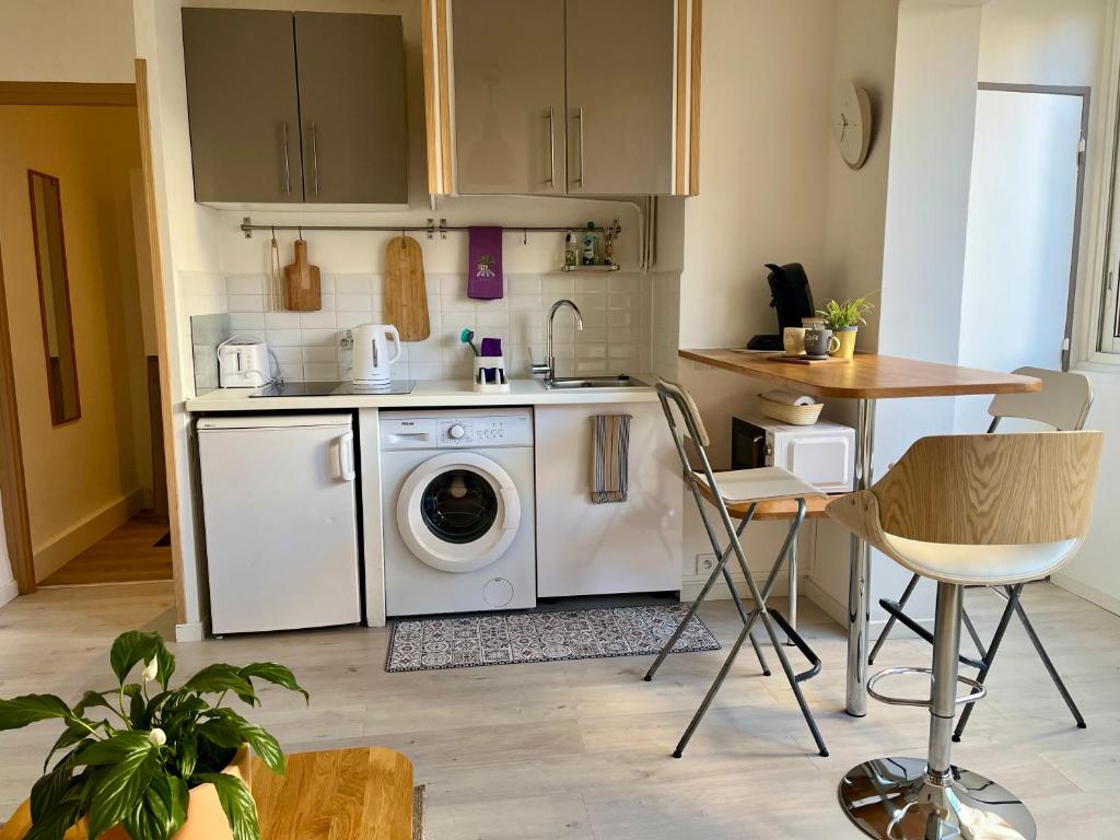 Kuchyň nebo kuchyňský kout v ubytování Cozy appartement en centre-ville