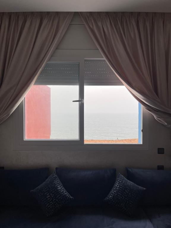 Cette chambre dispose d'une fenêtre avec vue sur l'océan. dans l'établissement Appartement avec vue sur mer Mirlefft ميرالفت surf, à Mirleft