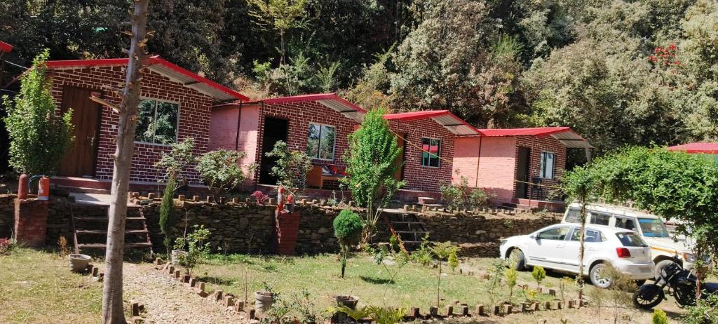 una casa con un'auto parcheggiata davanti di Shivaay Camp And Resort Guptkashi a Ukhimath