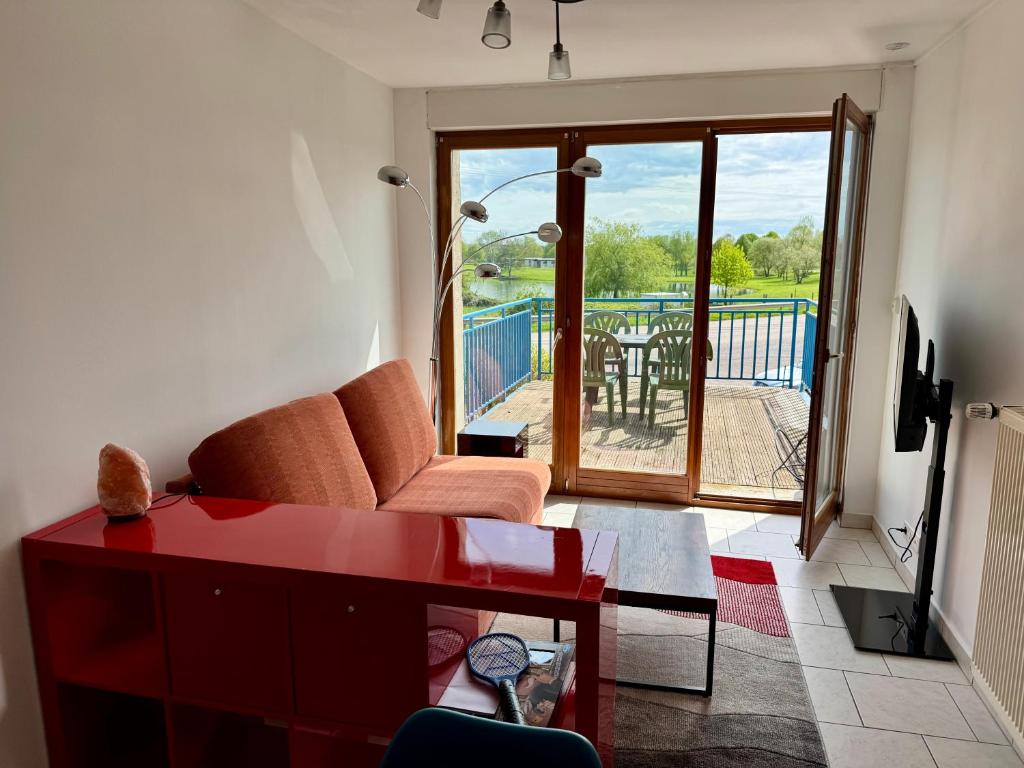 En balkon eller terrasse på La Terrasse vue étangs, Babyfoot, jeux de société by BookingFuté