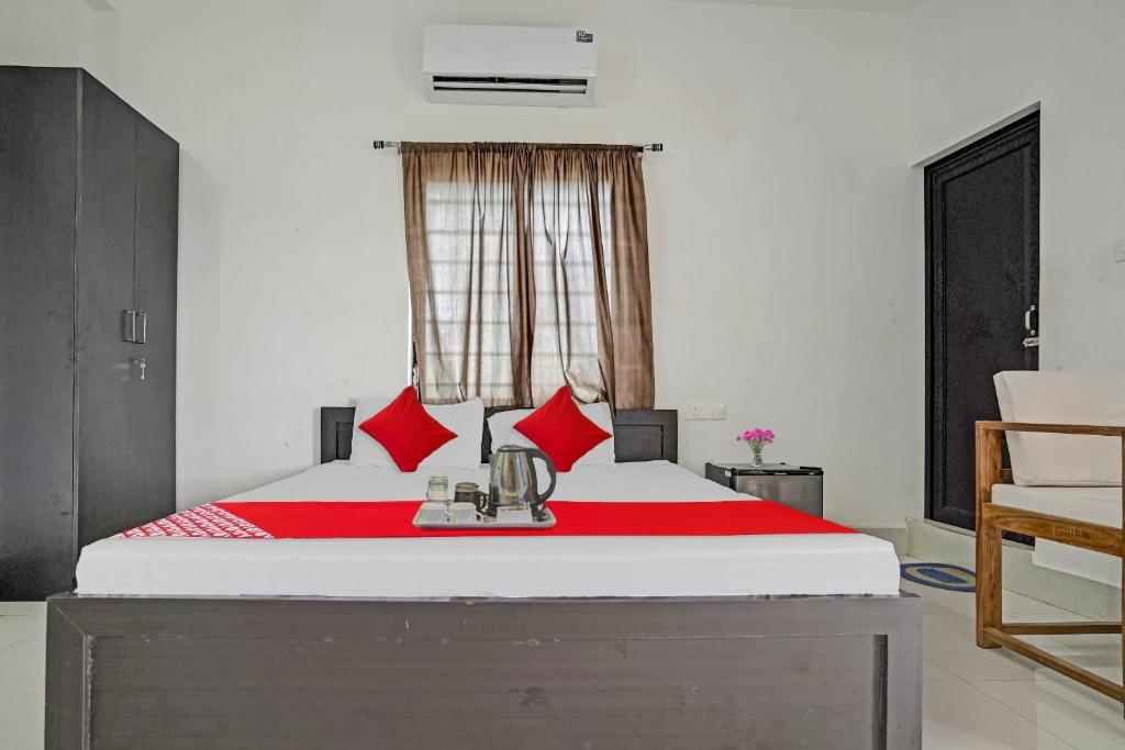 Postel nebo postele na pokoji v ubytování Hotel O Rabi Niwas
