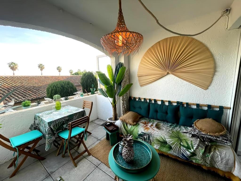 un salon avec un canapé et une table dans l'établissement Studio with balcony in Antibes with AC, à Antibes