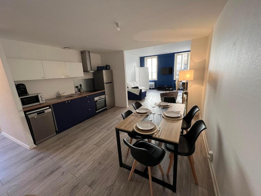 a living room with a table and chairs in a kitchen at La Casa del TH in Auxonne