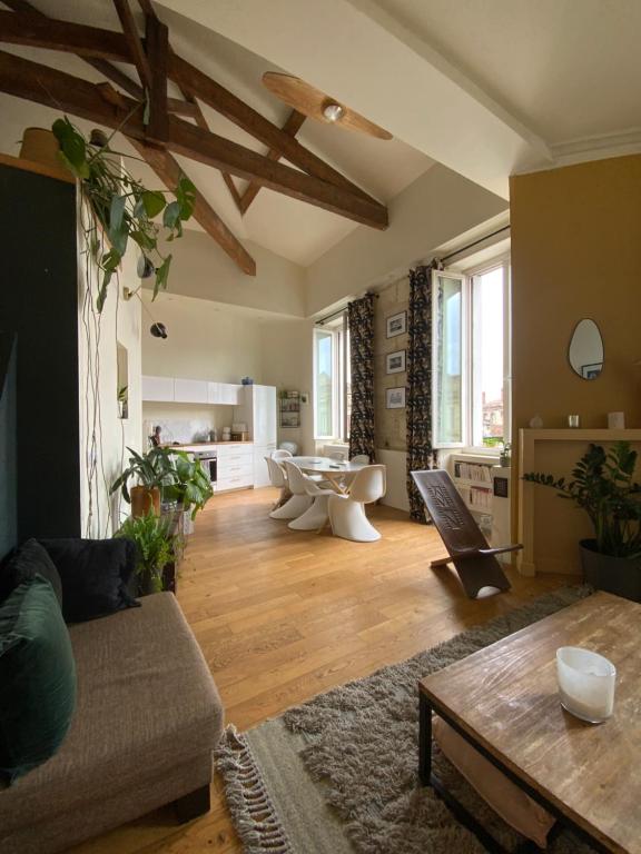 un salon avec un canapé et une table dans l'établissement T2 spacieux et lumineux Bordeaux centre, à Bordeaux