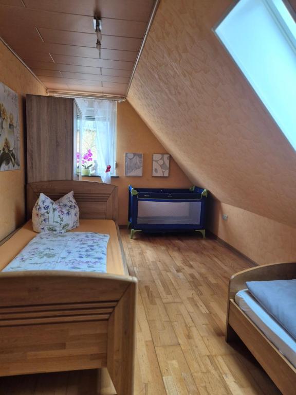 Postel nebo postele na pokoji v ubytování Ferienwohnung Eira am nahen schönen Edersee Waldeck -Sachsenhausen