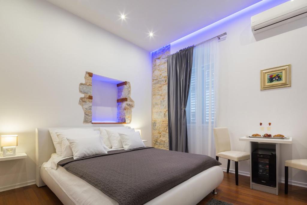 Posteľ alebo postele v izbe v ubytovaní Rooms Supreme Spalato