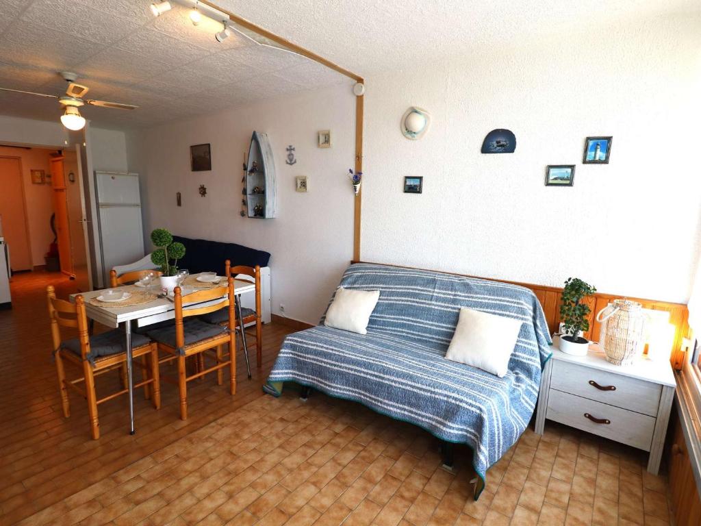 une chambre avec un lit et une table et une salle à manger dans l'établissement Studio Cabine avec Piscines, Parking, Proche Mer et Commerces - FR-1-307-61, au Grau-du-Roi