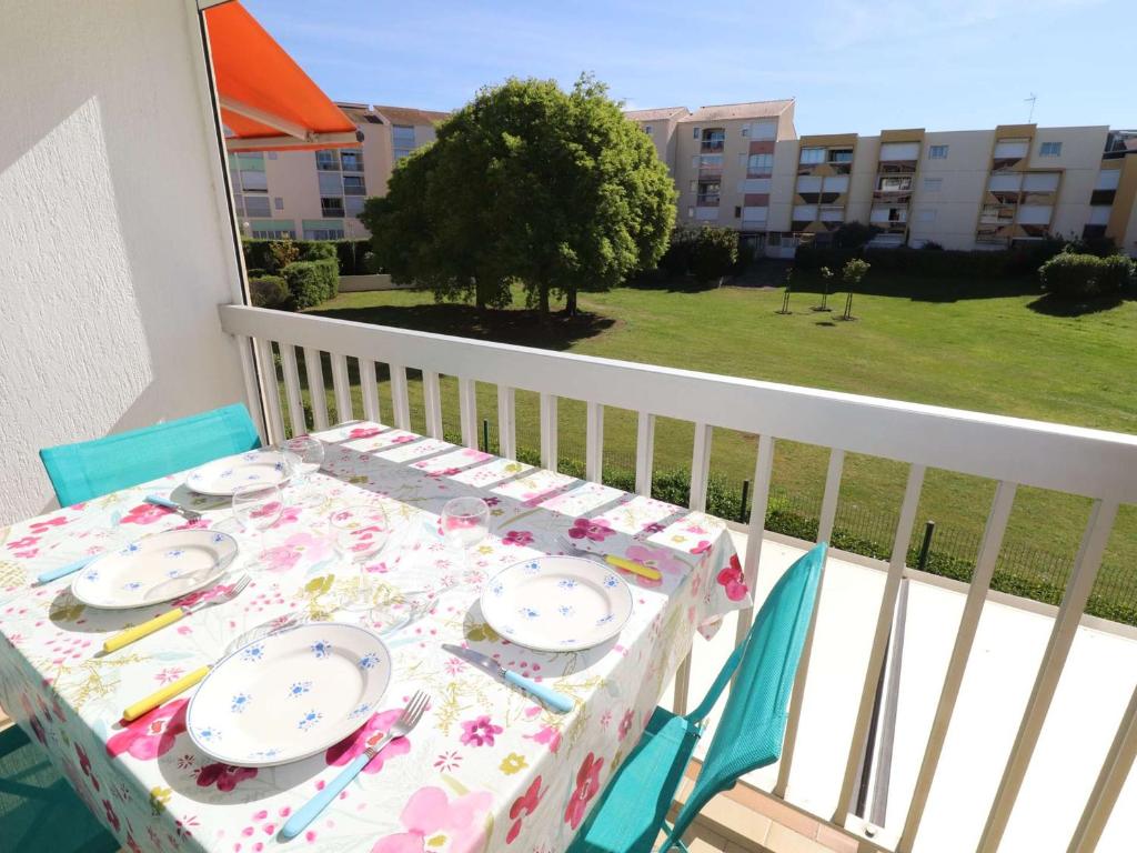 une table avec un chiffon de table sur un balcon dans l'établissement Studio cabine, terrasse au Grau-du-Roi, proche plage et commerces - FR-1-307-96, au Grau-du-Roi