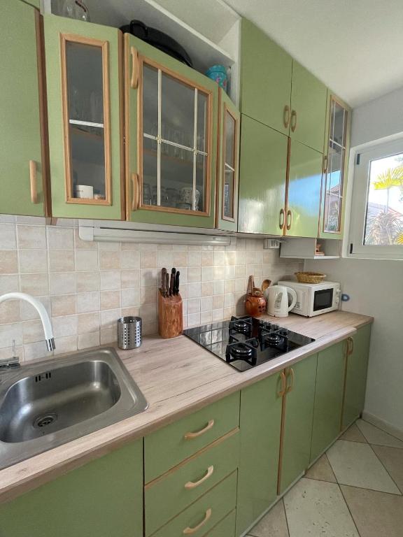 Kuchnia lub aneks kuchenny w obiekcie SEASIDE VACATION RENTAL 4TUNA
