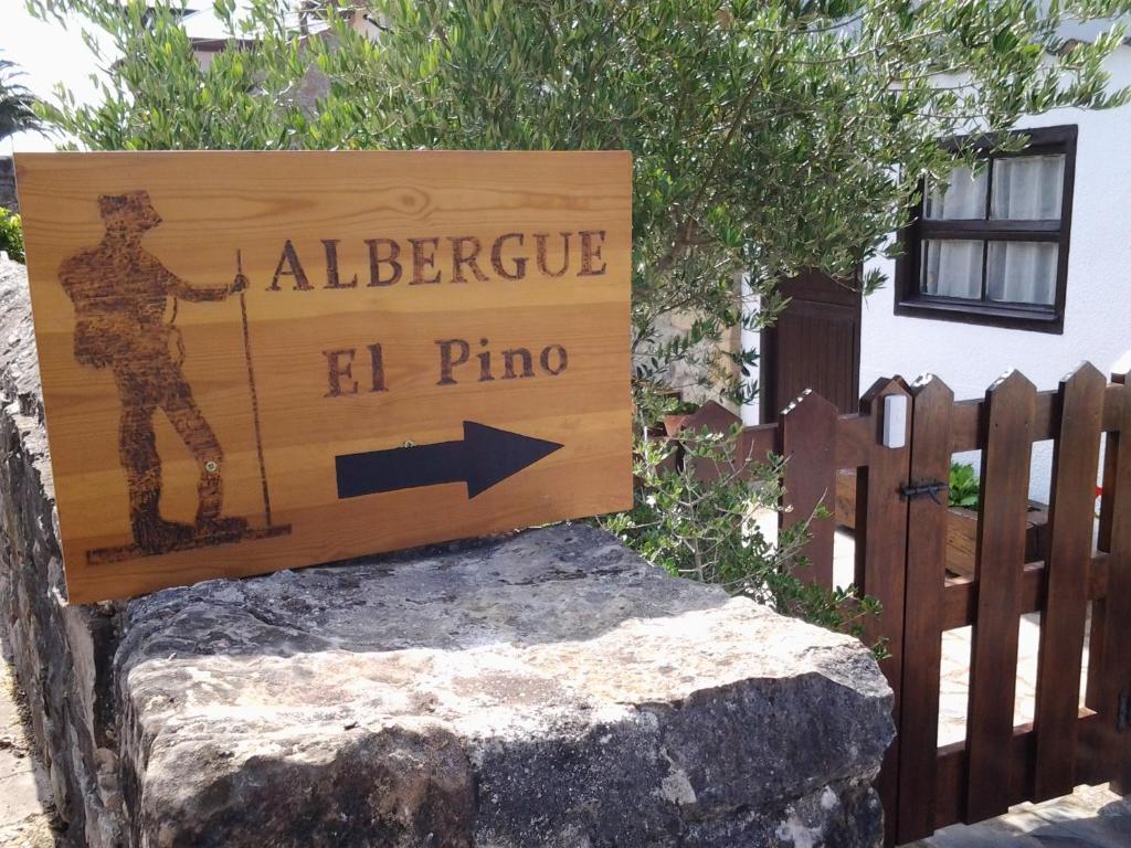 un signo que dice alberquerque h ping en Albergue El Pino, en Cóbreces