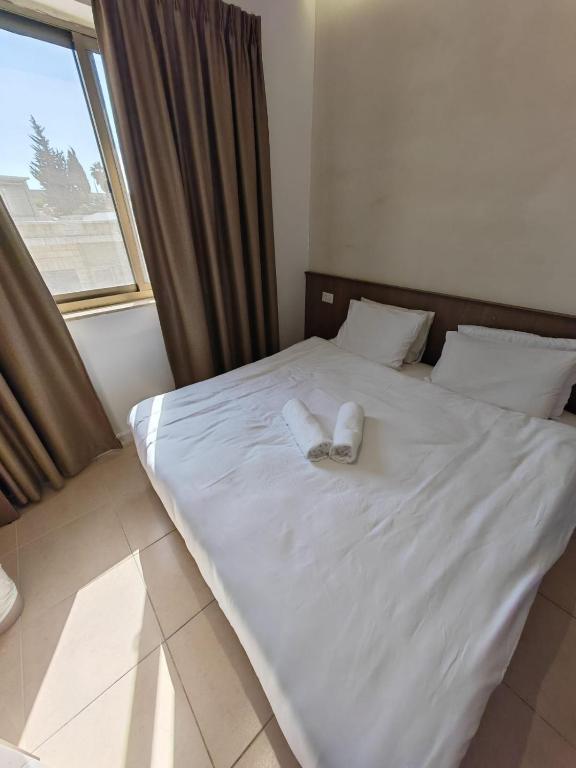 Postel nebo postele na pokoji v ubytování New Metropole Hotel - Jerusalem