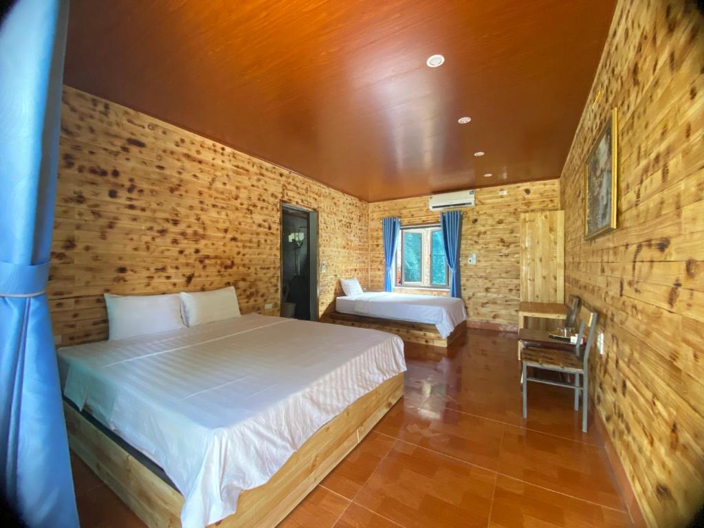 una camera da letto con un letto e un muro di mattoni di Tam Coc Moutainside Homestay a Ninh Binh