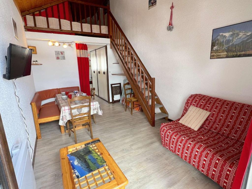 un salon avec un canapé et une table dans l'établissement Studio mezzanine + garage, Les Saisies, 4 pers - FR-1-594-319, à Hauteluce